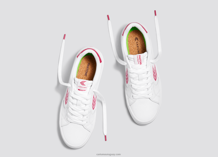 pantone viva magenta cuero blanco mujer 4F2V6294 Cariuma